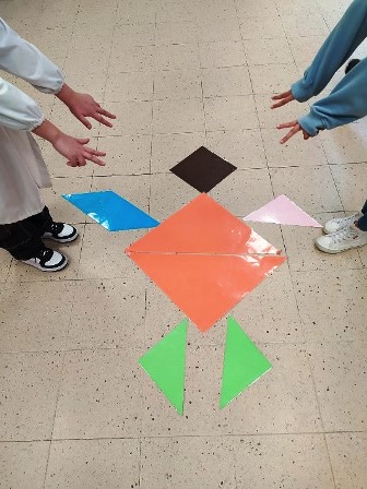 Grandi tessere del Tangram sul pavimento.