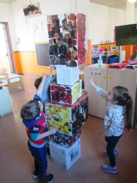 Bambini costruiscono una torre con gli scatoloni