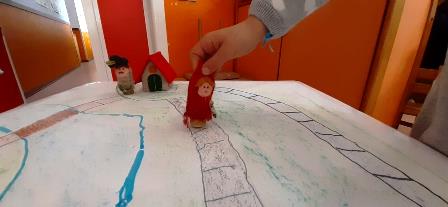 Bambino muove burattino sul tabellone del gioco di società Bambino muove burattino sul tabellone del gioco di società