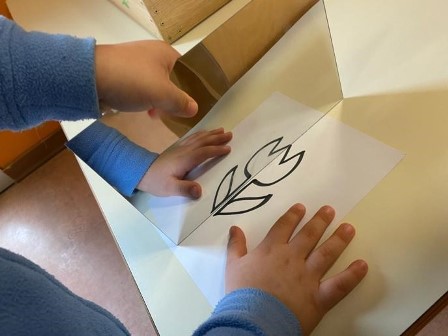 Bambino riflette immagine nello specchio