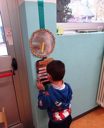 Bambino aggiorna il calendario Bambino aggiorna il calendario
