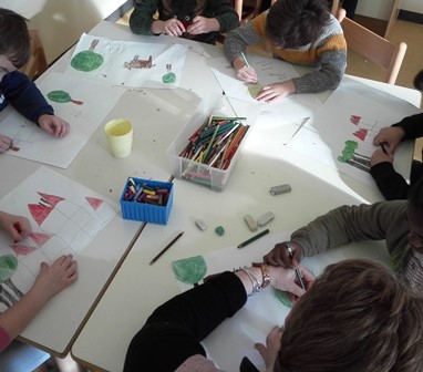 Bambini disegnano i personaggi di un racconto utilizzando forme geometriche