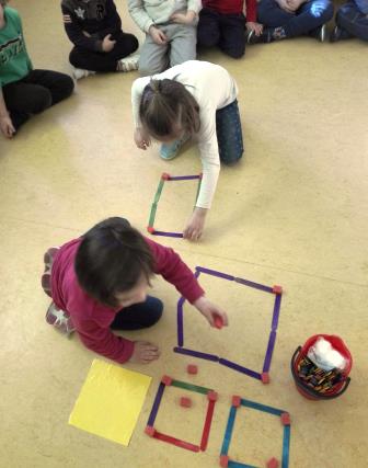 Bambini giocano con forme geometriche