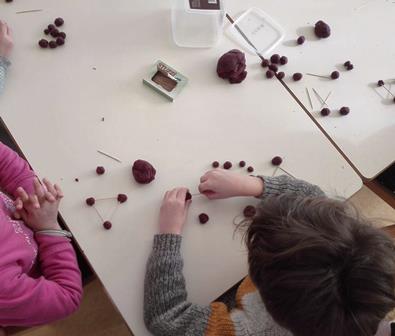 Bambini costruiscono forme geometriche con plastilina e stuzzicadenti