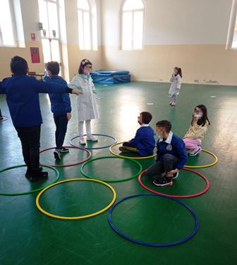Bambini giocano con i cerchi in palestra