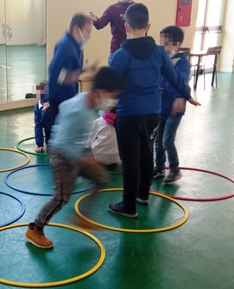 Bambini giocano con i cerchi in palestra