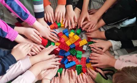 Mani bambini e mattoncini di Lego