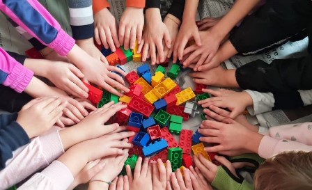 Mani bambini e mattoncini colorati
