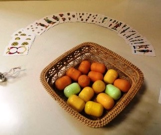 Carte da gioco napoletane e cesto con bussolotti