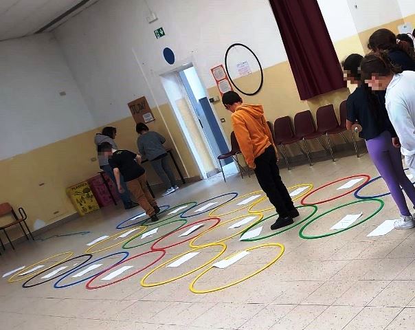 Bambini saltano all'interno di cerchi numerati. Bambini saltano all'interno di cerchi numerati.