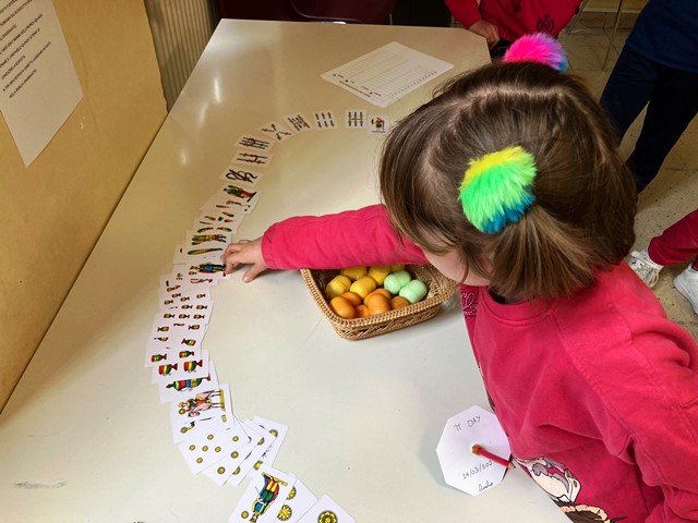 Bambina gioca con le carte