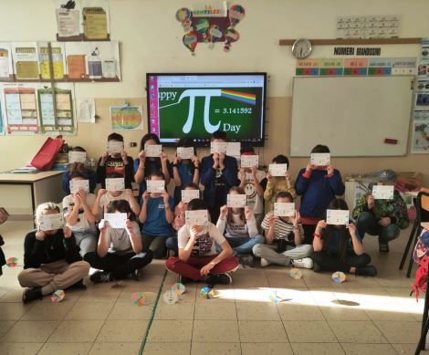 Gli alunni mostrano il certificato di partecipazione alla "Giornata della Matematica" Gli alunni mostrano il certificato di partecipazione alla "Giornata della Matematica"