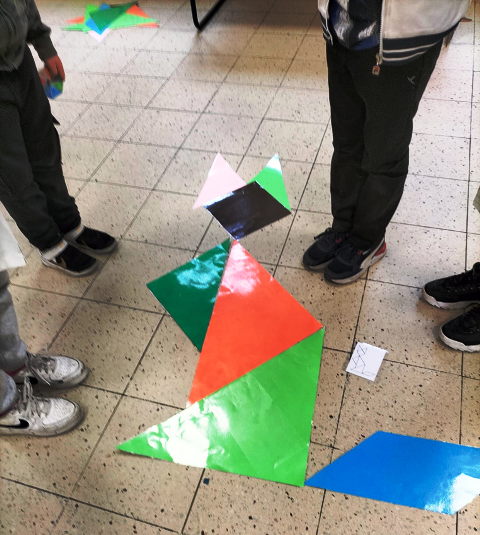 Sagoma di un gatto costruita con le tessere del Tangram Sagoma di un gatto costruita con le tessere del Tangram