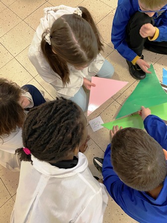 Bambini giocano con le tessere del Tangram
