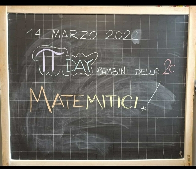 Lavagna con la scritta "14 marzo 2022 _Pi Greco Day"