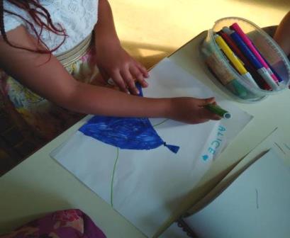 Bambina disegna una tenda indiana