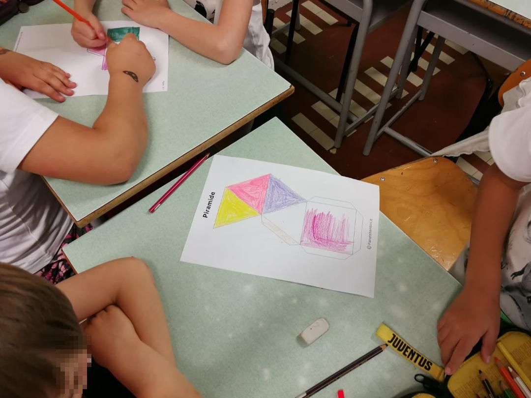 Bambini colorano con i pastelli
