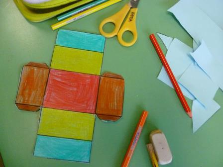 Sviluppo di un parallelepipedo rettangolo colorato dai bambini