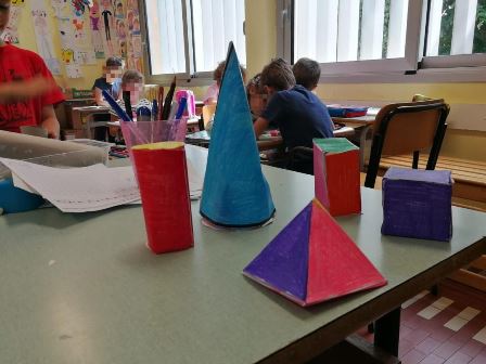 Figure solide in cartoncino realizzate dai bambini